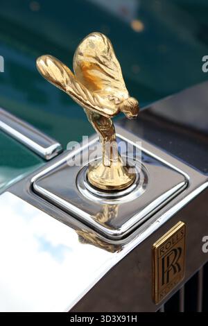 Das unverwechselbare Rolls Royce Spirit of Ecstasy Kühlermaskottchen mit goldverchromter Oberfläche und dem Namen des Herstellers auf einem Silver Shadow II aus den 1970er Jahren Stockfoto