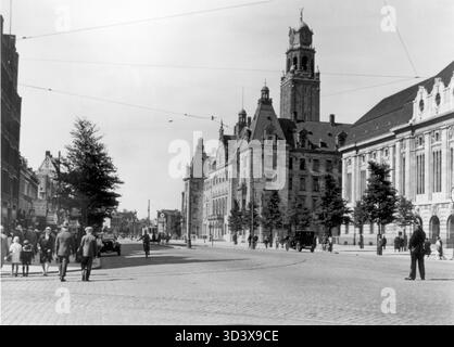 Ein historisches Bild von Rotterdams Postkantoor und Stadhuis auf Coolsingel, aufgenommen um 1929, zeigt ein wichtiges Wahrzeichen der Stadt mit der Ecke Aert van Nesstraat im Vordergrund. Stockfoto