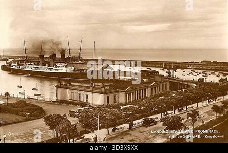 Ein Foto aus den 1930er Jahren von der Landung und der Promenade in Dún Laoghaire, früher bekannt als Kingstown. Stockfoto