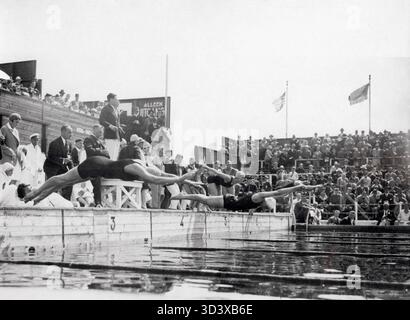 Der Beginn der 4x100 m Schwimmstaffel für Frauen bei den Olympischen Spielen 1928 in Amsterdam. Dieses Ereignis war ein wichtiger Moment in der Geschichte des olympischen Schwimmens. Stockfoto