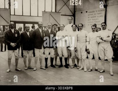 Bei den Olympischen Spielen 1928 in Amsterdam treten die Fechten-Teams aus Frankreich (zweiter Platz) und Italien (Olympiasieger) mit der Folienwaffe an. Stockfoto
