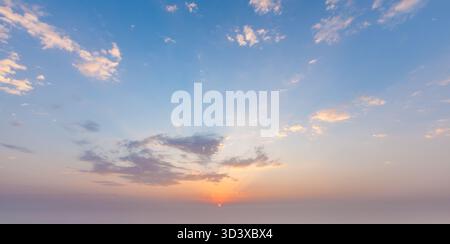Wunderschöne dramatische Landschaft nach Sonnenuntergang Himmel Hintergrund nach Sonnenuntergang Stockfoto