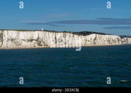 Weiße Klippen von Dover in Dover, Kent, England. Die White Cliffs of Dover sind die Region der englischen Küste gegenüber der Straße von Dover und Frankreich. Stockfoto