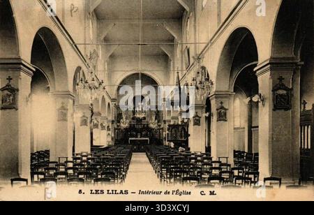 Dieses Bild, das zwischen 1900 und 1910 aufgenommen wurde, zeigt das Innere der Eglise Notre-Dame-du-Rosaire in Lilas, Frankreich, und zeigt das architektonische Design und die kirchliche Umgebung. Stockfoto