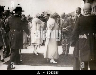 Bei den Olympischen Sommerspielen 1928 in Amsterdam kamen Prinz Hendrik, Königin Wilhelmina und Prinzessin Juliana im Olympiastadion an. Die Anwesenheit der königlichen Familie war ein bedeutender Moment bei der Eröffnungszeremonie. Stockfoto