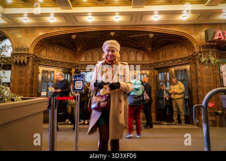 Das Ed Sullivan Theater entzieht das Publikum der abgebrochenen The Late Show mit Stephen Colbert nach der Aufnahme am Mittwoch, 29. Oktober 2025. (© Richard B. Levine) Stockfoto