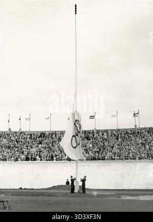 Fahnenfalten bei der Abschlusszeremonie der Olympischen Spiele 1928 in Amsterdam, Niederlande, am 12. August 1928. Dieser symbolische Akt markiert das Ende der Olympischen Spiele. Stockfoto