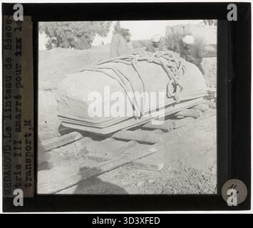 Der Sturz von Sesostris III. Vom Tempel von Montu in Medamud, für den Transport vorbereitet, in einem diapositiven Glasfoto, um 1924–1932. Stockfoto