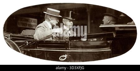 Lord Robert Stephenson Smyth Baden-Powell [1857–1941], Generalleutnant der britischen Armee, Schriftsteller und Gründer des Pfadfinderns. 1911 besuchte er Scouts in Amsterdam. Das Foto zeigt Baden-Powell mit Strohhut neben A. E. Dudok van Heel. Stockfoto