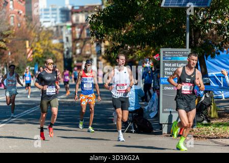 Die Läufer fahren am Sonntag, den 2. November 2025 beim TCS New York City Marathon durch Harlem in New York nahe der 22-km-Marke in der Nähe des Mount Morris Park. 50.000+ Teilnehmer liefen durch die fünf Bezirke. (© Richard B. Levine) Stockfoto