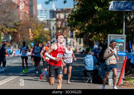 Die Läufer fahren am Sonntag, den 2. November 2025 beim TCS New York City Marathon durch Harlem in New York nahe der 22-km-Marke in der Nähe des Mount Morris Park. 50.000+ Teilnehmer liefen durch die fünf Bezirke. (© Richard B. Levine) Stockfoto