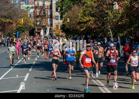 Die Läufer fahren am Sonntag, den 2. November 2025 beim TCS New York City Marathon durch Harlem in New York nahe der 22-km-Marke in der Nähe des Mount Morris Park. 50.000+ Teilnehmer liefen durch die fünf Bezirke. (© Richard B. Levine) Stockfoto