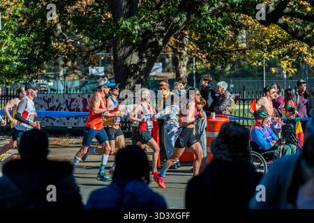 Die Läufer fahren am Sonntag, den 2. November 2025 beim TCS New York City Marathon durch Harlem in New York nahe der 22-km-Marke in der Nähe des Mount Morris Park. 50.000+ Teilnehmer liefen durch die fünf Bezirke. (© Richard B. Levine) Stockfoto