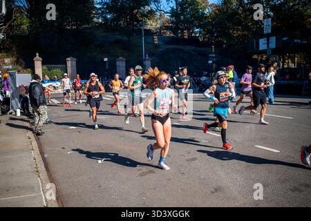 Die Läufer fahren am Sonntag, den 2. November 2025 beim TCS New York City Marathon durch Harlem in New York nahe der 22-km-Marke in der Nähe des Mount Morris Park. 50.000+ Teilnehmer liefen durch die fünf Bezirke. (© Richard B. Levine) Stockfoto