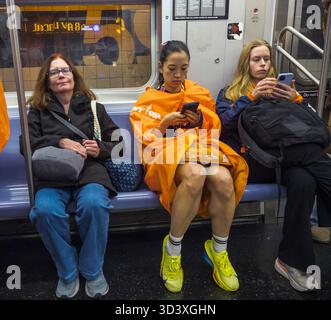 Marathonfinisator in der U-Bahn am Sonntag, den 2. November 2025, nach dem Lauf des TCS New York City Marathon. 50.000+ Teilnehmer liefen durch die fünf Bezirke. (© Richard B. Levine) Stockfoto