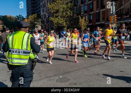 Die Läufer fahren am Sonntag, den 2. November 2025 beim TCS New York City Marathon durch Harlem in New York nahe der 22-km-Marke in der Nähe des Mount Morris Park. 50.000+ Teilnehmer liefen durch die fünf Bezirke. (© Richard B. Levine) Stockfoto