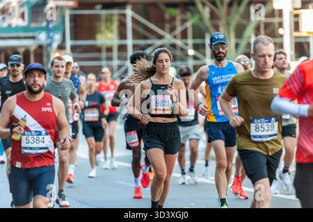 Die Läufer fahren am Sonntag, den 2. November 2025 beim TCS New York City Marathon durch Harlem in New York nahe der 22-km-Marke in der Nähe des Mount Morris Park. 50.000+ Teilnehmer liefen durch die fünf Bezirke. (© Richard B. Levine) Stockfoto