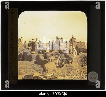 Ein Glasdiapositiv aus der Zeit um 1924-1932, das die Ausgrabung des kôm bei Medamud zeigt, was den archäologischen Grabungsprozess während dieser frühen Ausgrabung der Stätte unterstreicht. Stockfoto