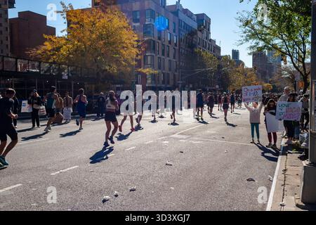 Die Läufer fahren am Sonntag, den 2. November 2025 beim TCS New York City Marathon durch Harlem in New York nahe der 22-km-Marke in der Nähe des Mount Morris Park. 50.000+ Teilnehmer liefen durch die fünf Bezirke. (© Richard B. Levine) Stockfoto