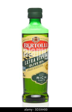 IRVINE, KALIFORNIEN - 07. November 2025: Eine Flasche Bertolli Extra Virgin Olivenöl. Stockfoto
