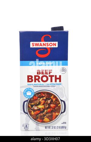 IRVINE, KALIFORNIEN - 07. November 2025: Eine Papierkarton mit Swanson Unsalted Beef Broth. Stockfoto