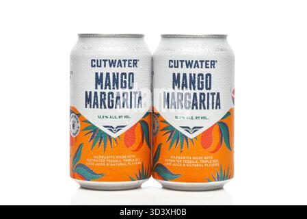 IRVINE, KALIFORNIEN - 07. November 2025: Zwei Dosen Cut Water Mango Margarita Dosen. Stockfoto