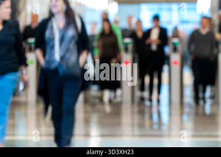 Am Donnerstag, den 6. November 2025, verlassen Horden von Back-to-the-Office-Mitarbeitern den Sicherheitsdienst für ihre Mittagsstunden am Brookfield Place in Lower Manhattan in New York. (© Richard B. Levine) Stockfoto