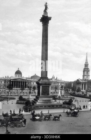 Nelson's Column am Trafalgar Square, London, mit Kutschen und einem Doppeldecker-Omnibus aus dem frühen 20. Jahrhundert. Stockfoto