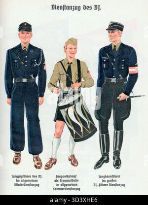 Dieses Bild aus dem Organisationsbuch der NSDAP von 1938 zeigt die Winteruniform des Deutschen Jungvolks in der Hitlerjugend, zusammen mit anderen Uniformen der Nazi-Organisationen. Das Handbuch beschreibt die paramilitärische Struktur und die Uniformen der Partei. Stockfoto