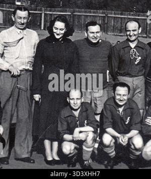 Dieses Foto, ca. 1948, zeigt Mitglieder der Fußballmannschaft des Karel Vlach Orchestra mit SOA ervená. Das Spiel wurde von Schiedsrichter Vlasta Burian geleitet und fand als Freundschaftsveranstaltung für die Mitglieder des Orchesters statt. Stockfoto