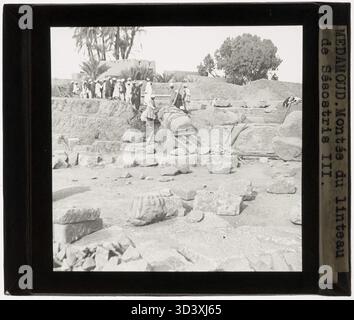 Eine weitere Ansicht von Arbeitern, die den Sturz von Sesostris III. In Medamud's Tempel von Montu zerren, aufgenommen auf einem Glasbild von ca. 1924 bis 1932. Stockfoto