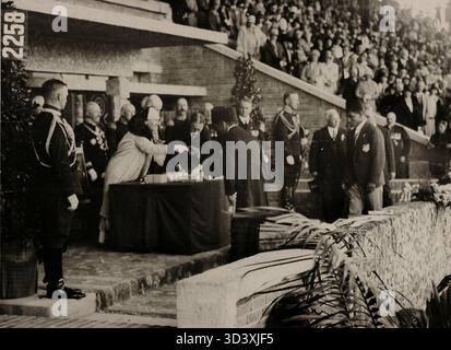 Bei den Olympischen Sommerspielen 1928 in Amsterdam überreicht Königin Wilhelmina Ägypten die Goldmedaille. Das Bild fängt diesen historischen Moment während der Verleihung der Medaille ein. Dies ist eine Datei mit niedriger Auflösung. Kontakt für höhere Auflösung oder Bearbeitung. Stockfoto
