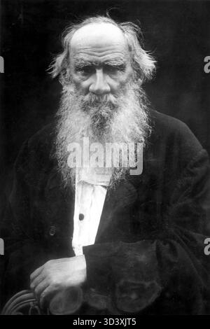 Dieses 1909 entstandene Porträt zeigt den russischen Schriftsteller Leo Tolstoi in seinem letzten Lebensjahr. Tolstoi war bekannt für seine großen Werke wie *Krieg und Frieden* und *Anna Karenina*, einer der einflussreichsten Schriftsteller der Literaturgeschichte. Stockfoto