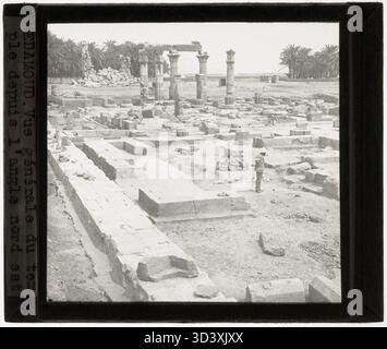 Dieses um 1924–1932 Glasdiapositiv zeigt einen Überblick über den Tempel von Montu in Medamud, Ägypten, von Nordosten aus und hebt die architektonische Struktur und das Layout des antiken Tempelkomplexes hervor. Stockfoto