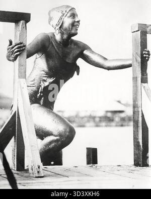 Eine Schwimmerin taucht aus dem Wasser auf, nachdem sie um 1929 an einem Marathon-Event teilgenommen hatte, das von der „Gum King“ Wrigley im kanadischen Toronto-Stadion organisiert wurde. Stockfoto