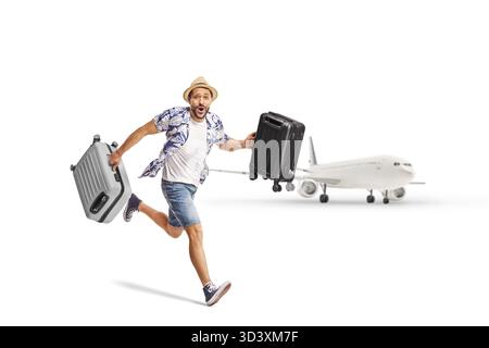 Männlicher Tourist, der in der Nähe eines Flugzeugs läuft und Koffer trägt, isoliert auf weißem Hintergrund Stockfoto