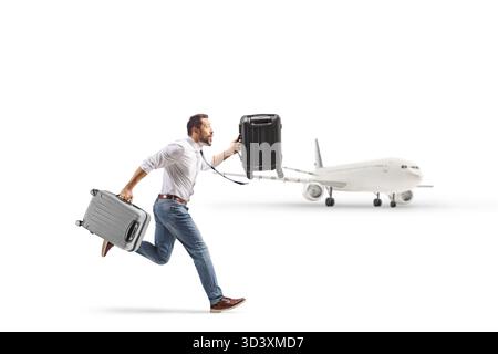 Mann, der mit Handgepäck läuft, um ein Flugzeug auf weißem Hintergrund zu fangen Stockfoto