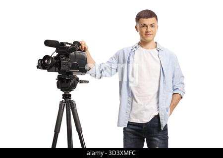 Junger Kamerabediener mit einer Kamera auf einem Stativstativ isoliert auf weißem Hintergrund Stockfoto