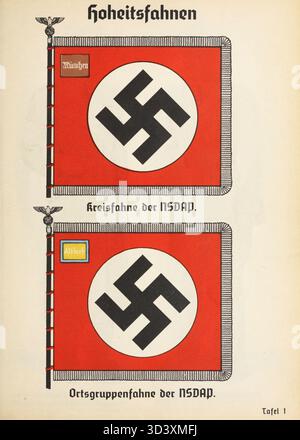 Dieses Bild zeigt die mit der NSDAP verbundenen Flaggen, einschließlich der Regionalflaggen aus München und Altdorf, wie im Organisationshandbuch von 1936 beschrieben. Stockfoto