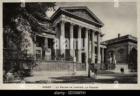 Das Justizpalais in Nîmes, das Anfang des 20. Jahrhunderts erbaut wurde, dient als Gerichtsgebäude der Stadt. Es ist ein bemerkenswertes Beispiel für die französische öffentliche Architektur aus dieser Zeit. Stockfoto
