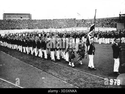 Die Eröffnungszeremonie der Olympischen Spiele 1928 in Amsterdam, bei der die Athleten, darunter auch die englische Mannschaft, vorgestellt werden. Diese Veranstaltung markiert den Beginn der Spiele am 28. Juli 1928. Stockfoto