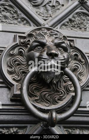 Eisen Lyon´s hatte als Türklopfer an einer Seite Portal der Kathedrale von Köln, NRW, Deutschland Stockfoto