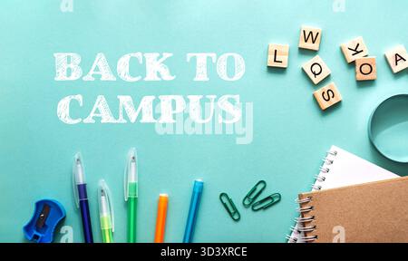 Zurück zum Campus steht auf blauem Hintergrund. Auf dem Tisch befinden sich mehrere Gegenstände, darunter Stifte, Bleistifte und eine Schere. Auch die Tabelle Stockfoto