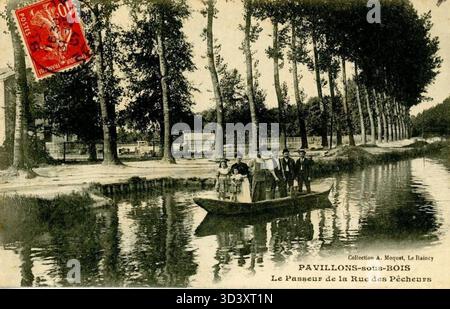 Ein Foto aus dem Jahr 1907, das die Barque (Fährschiff) des Fährmannes auf der Rue des Pêcheurs in Pavillons-sous-Bois, Frankreich, zeigt. Das Bild zeigt das Boot, das das Wasser überquert. Stockfoto
