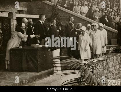 Bei den Olympischen Sommerspielen 1928 in Amsterdam überreicht Königin Wilhelmina dem US-Team die Goldmedaille. Die Zeremonie ist Teil der olympischen Geschichte. Dies ist eine Datei mit niedriger Auflösung. Kontakt für höhere Auflösung oder Bearbeitung. Stockfoto
