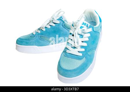 Blaue Sneakers auf weißem Isolathintergrund. Stockfoto