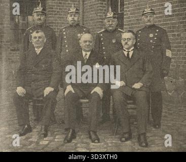 Der Vorstand der Freiwilligen Feuerwehr Swinemünde im Jahr 1932 engagierte sich eine Gruppe lokaler Führer für die Feuerwehr und die Sicherheit der Gemeinde. Stockfoto