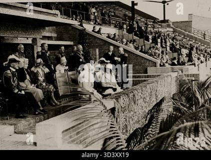 Königin Wilhelmina und Prinzessin Juliana von den Niederlanden besuchen die Olympischen Spiele 1928 in Amsterdam. Sie sitzen in der königlichen Box des Olympiastadions. Amsterdam, Niederlande, 1928. Stockfoto