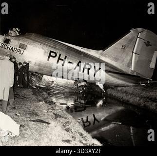 Im November 1938 stürzte das KLM-Flugzeug „de IJsvogel“ (PH-ARY) bei Schiphol ab und tötete mehrere, darunter Pilot Duimelaar, Kapitän Van Geemeren, Funkbetreiber C.J. Surber und Mechaniker W.J. van Huut. Stockfoto