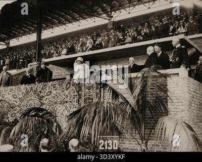Königin Wilhelmina und Prinzessin Juliana sitzen während der Olympischen Spiele 1928 in Amsterdam in der königlichen Box des Olympiastadions. Stockfoto